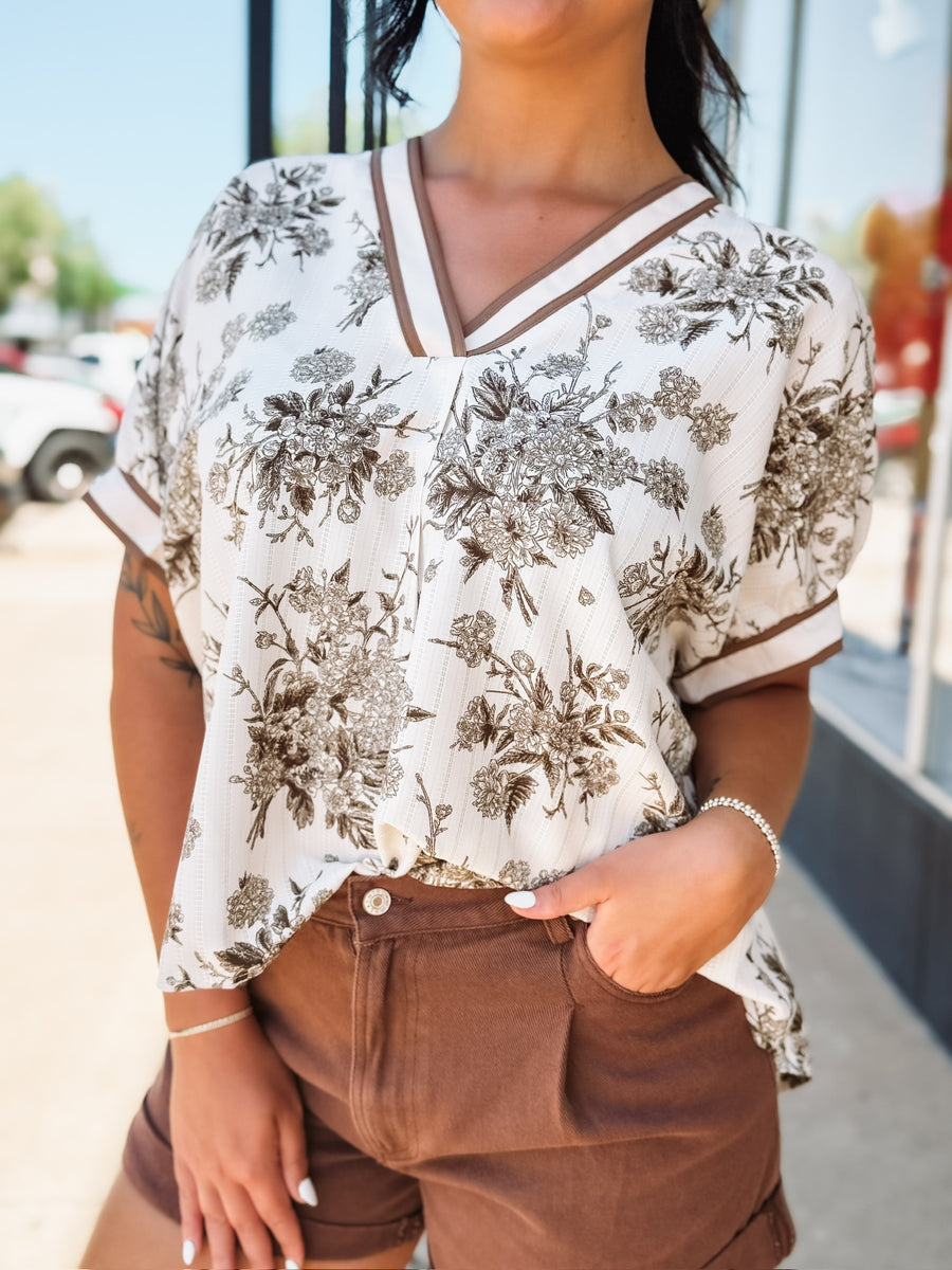 Brown V-neck floral blouse in a relaxed fit with short sleeves
