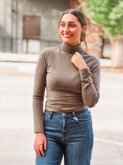 Brown fitted heathered turtle neck 