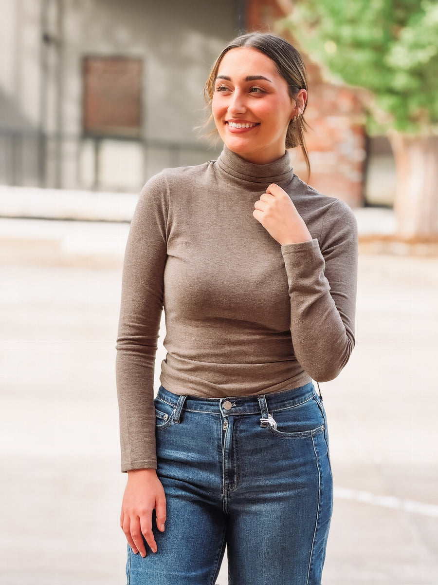 Brown fitted heathered turtle neck 