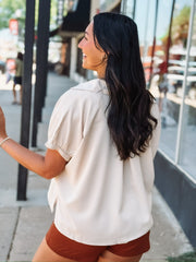 Lightweight collared blouse with elastic short sleeves and a relaxed fit.
